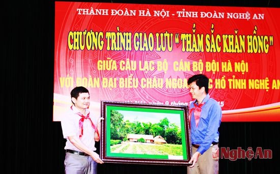 Tình Đoàn Nghệ An cũng trao tặng món quà ý nghĩa 