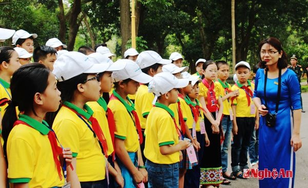 Các bạn nhỏ chăm chú nghe thuyết minh về khoảng thời gian Chủ tịch Hồ Chí Minh kính yêu sống và làm việc tại nhà sàn