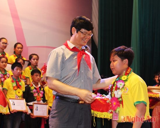 Đồng chí Lê Xuân Đại  - Ủy viên Ban thường vụ Tỉnh ủy trao thưởng cho đại biểu cháu ngoan Bác Hồ