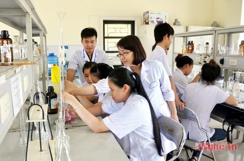 Giờ thí nghiệm của sinh viên khoa Hóa - Trường Đại học Vinh. Ảnh: Thanh Lê