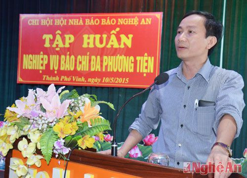 Đồng chí Trần Văn Hùng, Phó Tổng biên tập Báo Nghệ An giao nhiệm vụ cho các phóng viên trước hội nghị tập huấn.