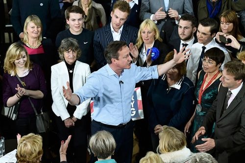 Thủ tướng Anh và là lãnh đạo đảng Bảo thủ David Cameron (giữa)  với những người ủng hộ. Nguồn: AFP