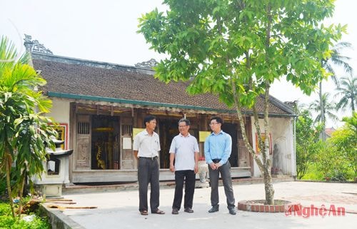  Ông Hồ Quang Thắng (đứng giữa) đang giới thiệu về lịch sử Đền Thần