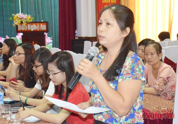 Đồng chí Hồ Thị Ngân, Phó Tổng biên tập Báo Nghệ An trao đổi kinh nghiệm xử tin, bài trên báo điện tử