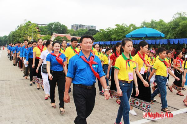125  đại biểu cháu ngoan Bác Hồ tiến vào quảng trường