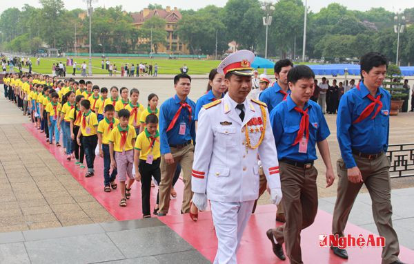 Mỗi đại biểu vào lăng viếng Bác đều mang trong mình niềm tự hào, sự xúc động cuả những người con trên quê hương Người