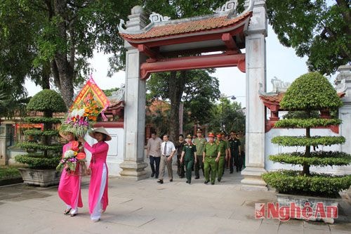 Đoàn đại biểu dâng hương, dâng hoa tại Khu di tích Kim Liên