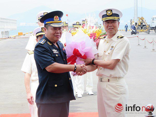 Đại tá Bùi Trung Dũng tặng hoa chào mừng Đại tá Akihiro HIRANO cùng thủy thủ đoàn tàu JCGS YASHIMA (PLH22) đến thăm Đà Nẵng