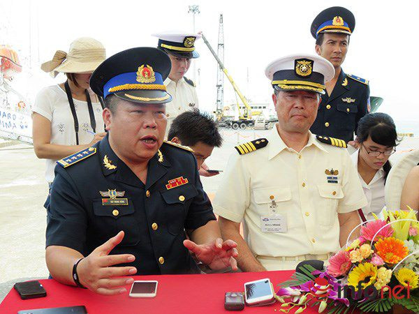 Đại tá Bùi Trung Dũng và Đại tá Akihiro HIRANO họp báo sau khi tàu JCGS YASHIMA (PLH22) cập cảng Đà Nẵng