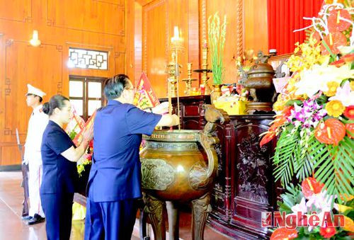 Đồng chí Nguyên Tổng Bí thư và phu nhân thắp nén hương thơm gửi đến vong linh Chủ tịch Hồ Chí Minh.