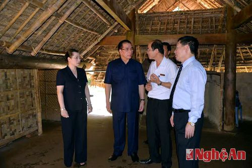 Đồng chí Nguyên Tổng Bí thư quan tâm thăm hỏi tình hình giữ gìn, bảo vệ hiện trạng khu di tích quê nội Bác Hồ.