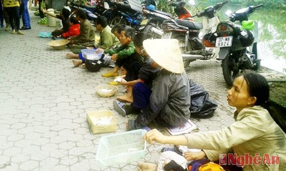 Người lang thang ăn xin tập trung trước cổng một vài đền vào các ngày lễ là hình ảnh không xa lạ.