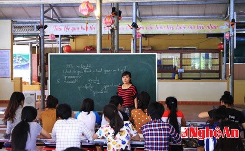 Tại buổi học, các thầy cô chuẩn bị đề cương cho từng môn, học theo chủ đề, không học tủ, học lệch, nắm vững kiến thức trong sách giáo khoa và giải các ma trận đề thi theo bộ đề thi minh họa do Bộ GD&ĐT công bố.