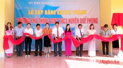 Cắt băng khánh thành Trường Phổ thông DTNT THCS Quế Phong
