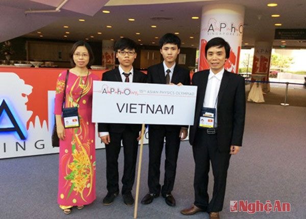 Năm 2014, khi đang là học sinh lớp 11, Khánh đã được chọn vào đội tuyển Việt Nam dự Olympic Vật lý Châu Á. Kỳ thi năm đó, đàn anh Cao Ngọc Thái đạt huy chương vàng, Khánh đạt huy chương đồng.