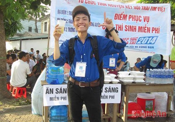 Mùa hè năm 2014, khi đang là học sinh lớp 11, Khánh đã tham gia đội sinh viên tình nguyện tại Trường THPT Hà Huy Tập, Thành phố Vinh. 