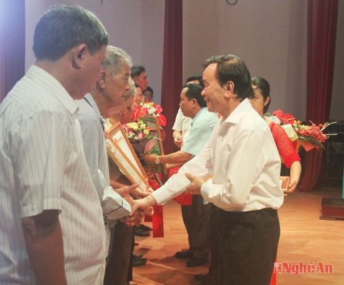 Ông Nguyễn Xuân Sinh - Chủ tịch UBND Thành phố Vinh tặng hoa, quà cho thân nhân