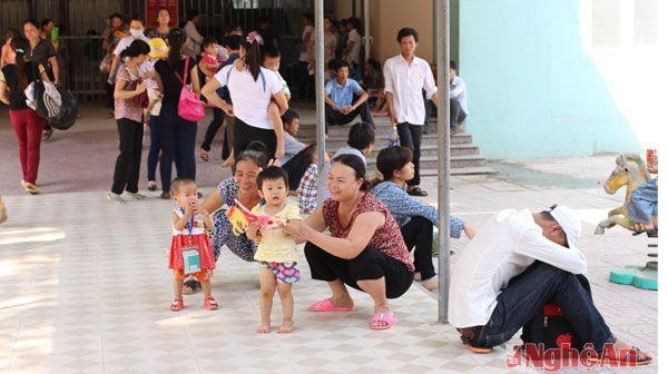 Thời tiết nắng nóng, bệnh viện lại chật chội, oi bức nên người nhà phải tận dụng mọi khoảng không gian để trú nóng.