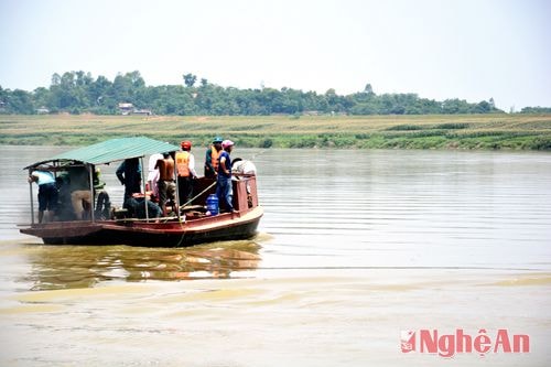 Lực lượng chức năng tìm kiếm thi thể hai em học sinh bị nước cuốn trôi.