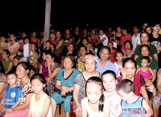 Đông đảo bà con nhân dân đến xem