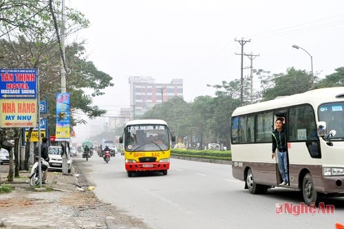 Các thông tin về số lần mở cửa đón trả khách đều được thiết bị giám sát hành trình ghi lại (ảnh lớn). Ảnh: V.H