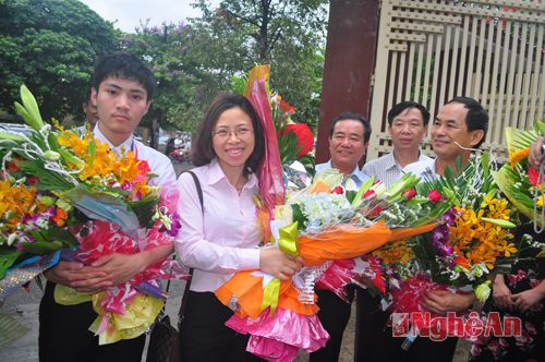 Thầy Đậu Văn Mùi tặng hoa cho cô giáo Thơ An và em Nguyễn Ngọc Khánh: Đây là sự chuyển giao thế hệ  và là một món quà để chào mừng Đại hội Đảng bộ trường THPT chuyên Phan Bội Châu