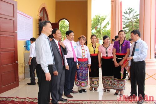 Đồng chí Hồ Đức Phớc, Bí thư Tỉnh ủy trao đổi với các đại biểu bên lề Đại hội