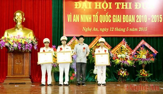 Thừa ủy quyền của Chủ tịch nước, đồng chí Lê Xuân Đại trao Huân chương chiến công hạng Nhì và hạng Ba cho 3 cá nhân