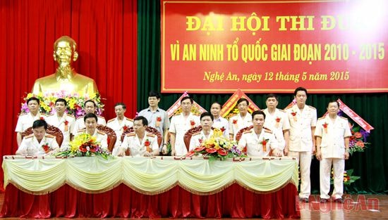 Công an các đơn vị, địa phương ký giao ước thi đua