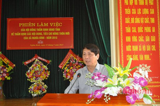 Ông Lê Hồng Sơn - Chủ tịch UBND huyện báo cáo giải trình về một số tiêu chí đang trong quá trình hoàn thành