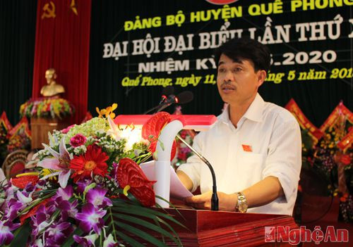 Đồng chí Nguyễn Tiến Dũng, Bí thư Đảng ủy, Chủ tịch UBND xã Quế Sơn trình bày tham luận về công tác xây dựng NTM
