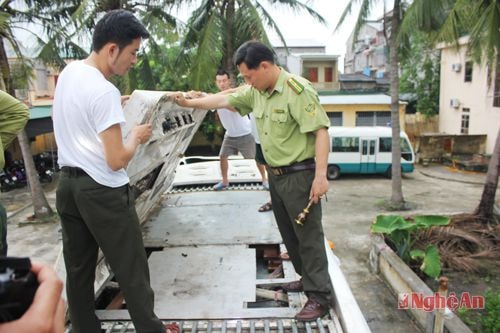 Cơ quan chức năng mở nóc chiếc xe và phát hiện nhiều gõ quý được cất    giấu