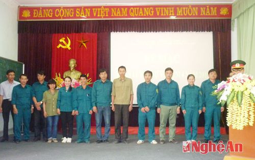 Ban tổ chức trao thưởng cho các học viên xuất sắc.