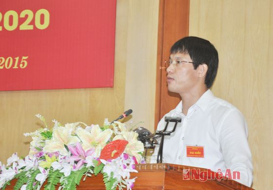 Bùi Duy Sơn- Trưởng phòng công tác đại biểu Quốc hội trình bày báo cáo chính trị