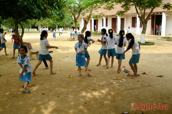 Học sinh trường tiểu học Nghĩa Hành trong giờ ra chơi