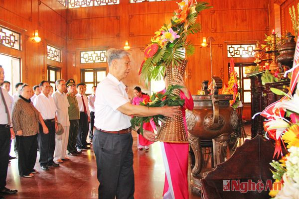  Đồng chí Đặng Quân Thuỵ thay mặt đoàn đại biểu dâng bó hoa tươi thắm lên anh linh Chủ tịch Hồ Chí Minh.