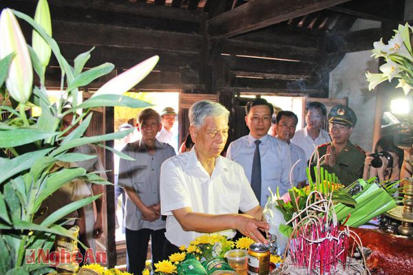 Đồng chí Đặng Quân Thuỵ thay mặt đoàn đại biểu dâng bó hoa tươi thắm lên bàn thờ cụ Hoàng Đường và cụ Nguyễn Thị Kép – ông bà ngoại của Bác Hồ.