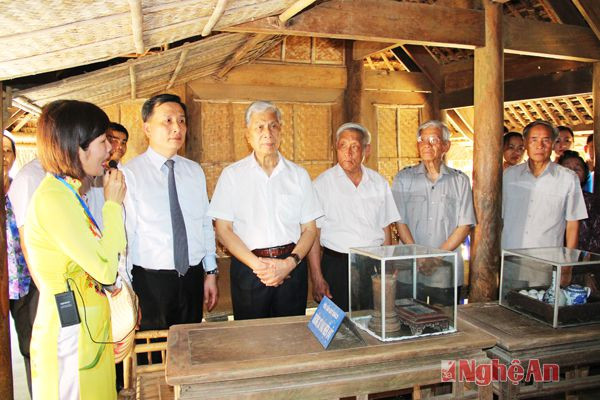  Bên ngôi nhà và những kỷ vật giá trị, các đồng chí nguyên là lãnh đạo cao cấp được nghe hướng dẫn viên kể về kỷ niệm tuổi thơ của Bác từ lúc Người cất tiếng khóc chào đời ngày 19/05/1890 cho đến lúc 5 tuổi Bác cùng gia đình vào Huế sinh sống.