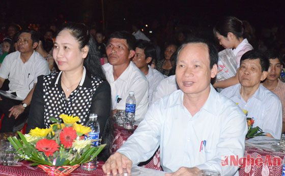 Đồng chí Đinh Thị Lệ Thanh và các đại biểu tham dự buổi lễ.