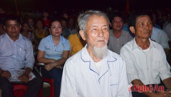 Thân nhân liệt sỹ Phạm Hồng Thái và đông đảo nhân dân xã Hưng Nhân tham dự buổi lễ.