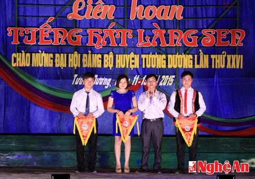 Trao giải cho các tập thể tham dự liên hoan