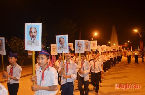 Rước ảnh Bác trong Lễ hội Làng Sen.Ảnh: nguyên khoa