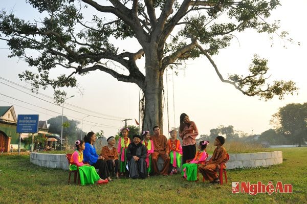 Bà con và các cháu thiếu nhi xã Kim Liên (Nam Đàn) quây quần dưới gốc đa cổ thụ SVĐ Làng Sen, nơi Bác đã nói chuyện trong 2 lần về thăm quê