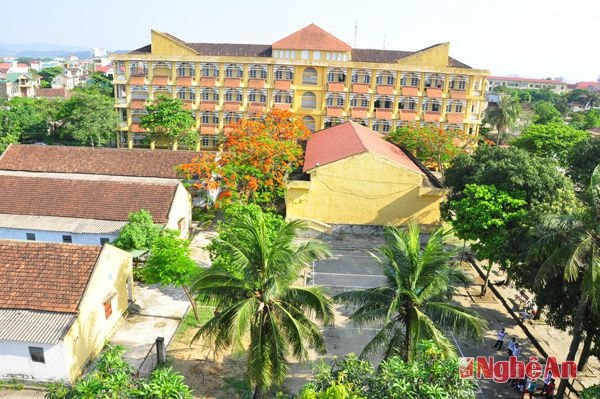 Trường Cao đẳng sư phạm Nghệ An (trước đây là trường Trung cấp sư phạm miền núi - nơi Bác đã tới thăm và trò chuyện năm 1961). Hiện nay, trường đã phát triển với trên 4.000 sinh viên, trong đó có 2 khoa chủ lực là Giáo dục mầm non và Giáo dục tiểu học với gần 3.000 sinh viên.