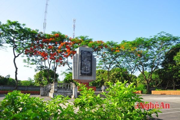 Bia dẫn tích phía khán đài B (sau Đài phát thanh Nghệ An). Nơi đây từng là hội trường tỉnh Nghệ An. Ngày 14/6/1957, Chủ tịch Hồ Chí Minh đã về đây nói chuyện với quân và dân tỉnh nhà trong lần về thăm quê lần thứ nhất sau 50 năm xa cách. Người xúc động nói 