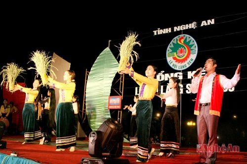 Chương trình nghệ thuật tại Lễ hội Làng Sen. Ảnh: Sỹ Minh