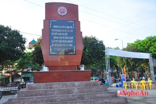 Tấm bia dẫn tích trong khuôn viên Nhà văn hóa Lao động tỉnh (phía đường Hồ Tùng Mậu). Nơi đây từng là địa điểm đặt trường nuôi dạy con em cán bộ miền Nam tập kết. Ngày 15/6/1957, Bác Hồ đã đến thăm các cháu.