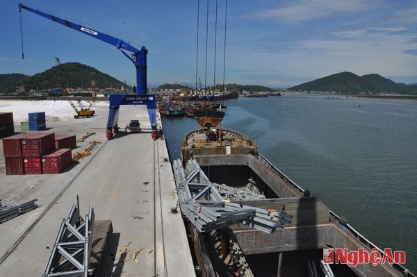 Cảng Cửa Lò đang không ngừng nâng cấp, xây mới để phấn đấu đạt lượng hàng hóa qua cảng 2,2 triệu tấn/ năm trong nhiệm kỳ 2015 - 2020