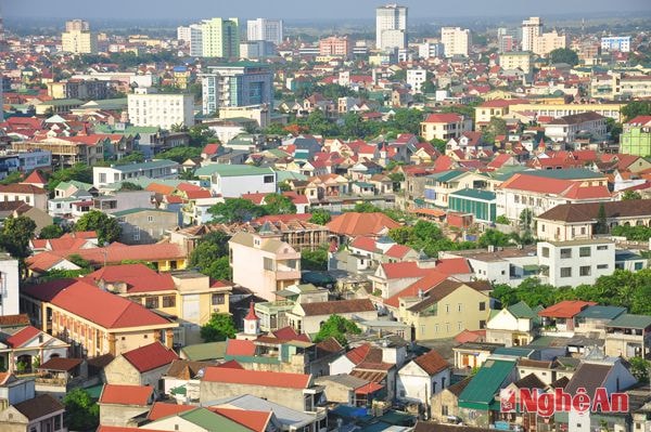 Một góc thành phố Vinh trong ánh bình minh ngày mới. Quy hoạch đến năm 2020, Vinh sẽ mở rộng diện tích lên đến 250km2, bao gồm Thị xã Cửa Lò, một phần các huyện Hưng Nguyên, Nghi Lộc và trở thành một thành phố ven biển của cả nước.