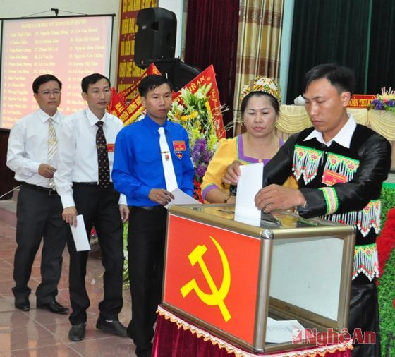 Các đại biểu bỏ phiếu bầu Ban chấp hành khóa mới